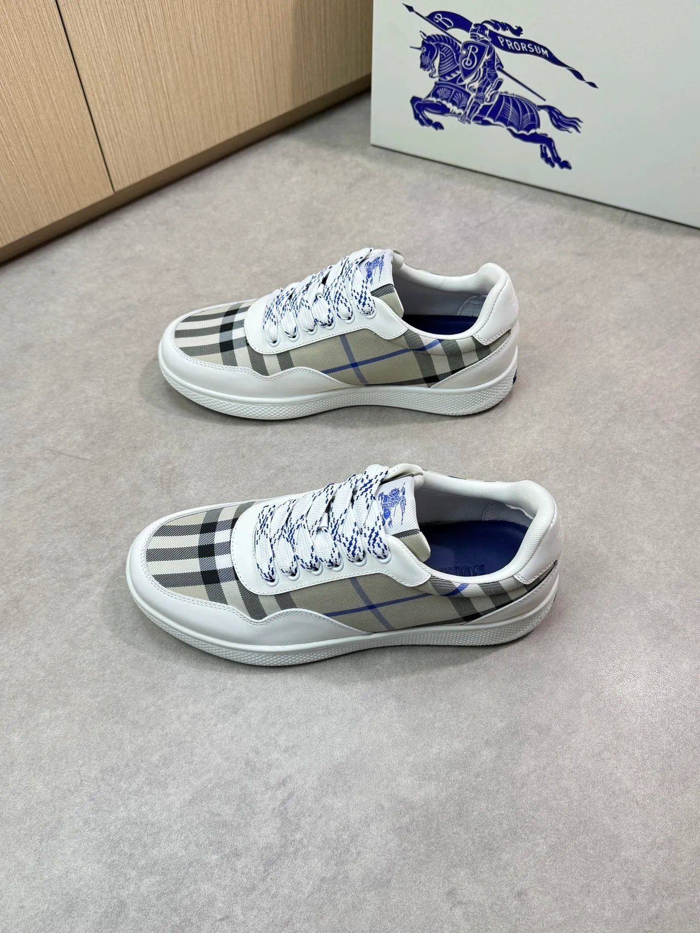 P400 [BURBERRY] Burberry casual sports sneakers - Upper: imported 🔝 Napa calfskin, brand totem cloth, tongue brand cloth label - Lining: brand canvas, foot pad; water-dyed cowhide - Outsole: ultra-light TPR rubber; two-color molded outsole - Super high quality control, fine workmanship: highlighted (high-end, luxury, grade) -Size : 38-44 (Male 45, can be customized)·BBR0372